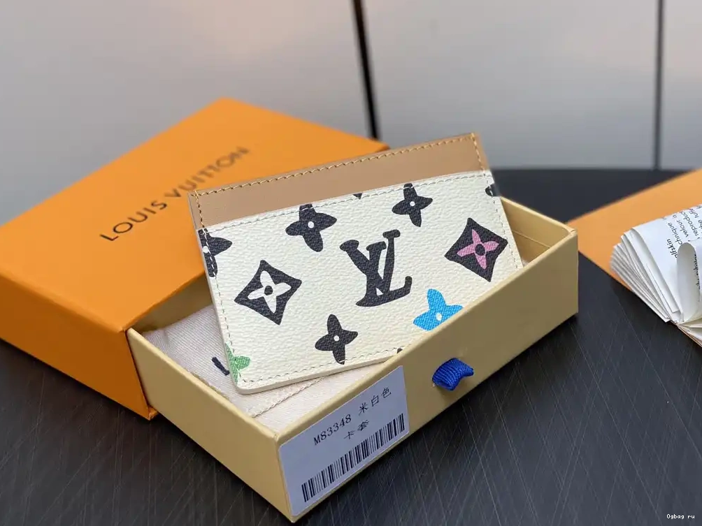 LOUIS VUITTON HOLDER-11*7*0.5cm CARD 0620